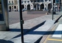 Attraversamento di via Cadorna, pali della luce nelle rampe per disabili
