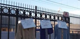 Sestri, il muro della gentilezza per i senza tetto: giacche e scarpe per combattere il freddo