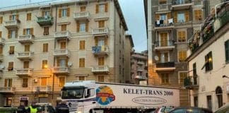 Sestri Ponente, tir urta balcone in piazza Aprosio