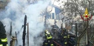 Nè, fiamme distruggono mezzi agricoli