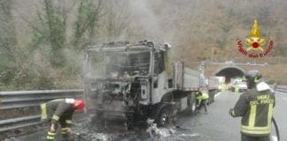 A26, camion in fiamme all’altezza di Masone