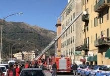 Incendio in via Fassicomo, famiglie evacuate e via Mandoli chiusa al traffico