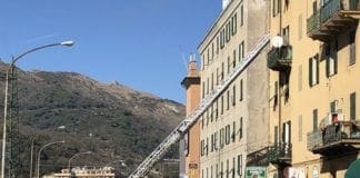 Incendio in via Fassicomo, famiglie evacuate e via Mandoli chiusa al traffico