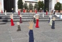 Piazza De Ferrari, decine di mani “che affogano” per dire no al razzismo
