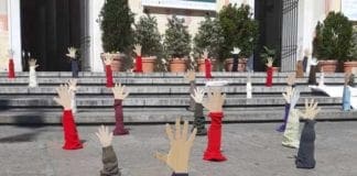 Piazza De Ferrari, decine di mani “che affogano” per dire no al razzismo