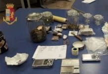 Spacciano in casa e aprono ai poliziotti: coppia in manette