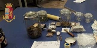 Spacciano in casa e aprono ai poliziotti: coppia in manette