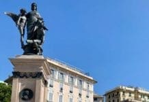 Carignano – Monumento al Duca di Galliera già assediato da auto e moto