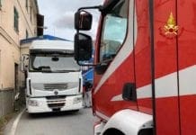 Camion resta incastrato in via Mogge, intervento dei Vigili del Fuoco