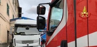 Camion resta incastrato in via Mogge, intervento dei Vigili del Fuoco