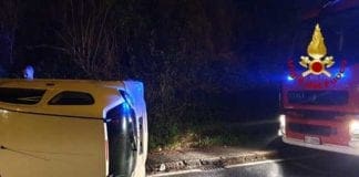 Pontedecimo, auto si ribalta in via Gallino