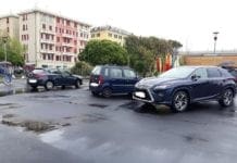 Voltri – Le auto blu parcheggiano in piazza Odicini appena rifatta e i vigili le allontanano