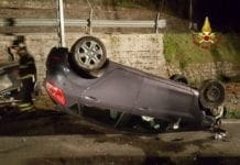 Sant’Olcese – Cercano di evitare daini sulla strada e capottano con l’auto