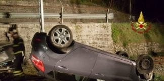 Sant’Olcese – Cercano di evitare daini sulla strada e capottano con l’auto