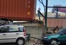Bolzaneto, tir sfonda il guardrail e abbatte la protezione