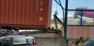 Bolzaneto, tir sfonda il guardrail e abbatte la protezione