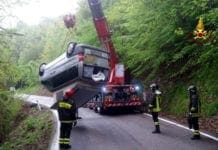 Dimentica il freno a mano e il camper finisce nella scarpata – VIDEO