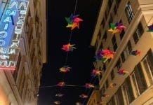 Girandole colorate al posto degli ombrelli, nuove sorprese in via XXV aprile