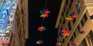 Girandole colorate al posto degli ombrelli, nuove sorprese in via XXV aprile