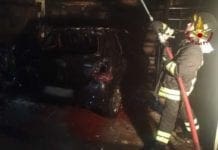Incendio in una rimessa di via Berghini, bruciata un’auto