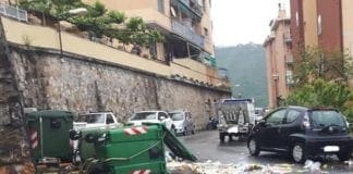 Genova, bidoni Amiu ribaltati per strada in via Cabella a Castelletto