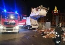 Sampierdarena, camion dei rifiuti in fiamme in via Dino Col
