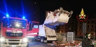 Sampierdarena, camion dei rifiuti in fiamme in via Dino Col