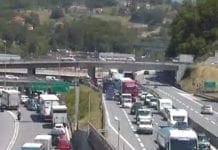 Autostrada A7, tir si ribalta e finisce contro un muro