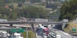Autostrada A7, tir si ribalta e finisce contro un muro