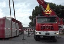 Camion si ribalta alla rotonda dell’Aeroporto, intervento dei Vigili del Fuoco