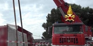 Camion si ribalta alla rotonda dell’Aeroporto, intervento dei Vigili del Fuoco