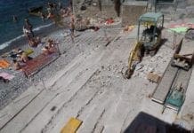 Nervi – Spiaggia di Capolungo ancora invasa da ruspe e cemento, divampano le proteste