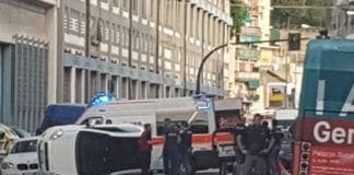 Sestri Ponente, auto si ribalta: ferite due persone