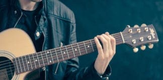 Genova, al Mercato dei Pescatori della Darsena Coconaut e Alex T musica chitarra