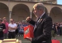 Genova, sindaco contestato a Sampierdarena per il polo petrolchimico Marco Bucci esplosivo