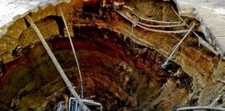 Casoria, si apre una voragine in centro storico: precipita un camion