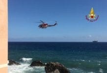 Genova, rischiano di annegare in mare a Capolungo, salvati dai vigili del fuoco