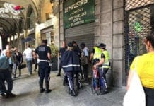Dieci agenti per fermare un venditore di ombrelli – I sindacati: gli agenti eseguono ordini precisi
