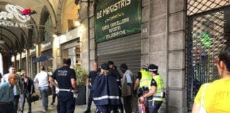 Dieci agenti per fermare un venditore di ombrelli – I sindacati: gli agenti eseguono ordini precisi