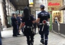 Sorpreso a rubare in una profumeria, arrestato grazie a Whatsapp polizia locale vigili Genova