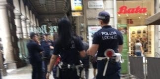 Genova – Ruba in una profumeria e scappa con l’autobus: arrestato polizia locale vigili Genova