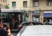 Marassi, scontro tra bus e auto: traffico bloccato