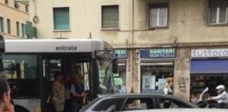 Marassi, scontro tra bus e auto: traffico bloccato