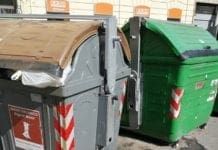 Lagaccio – Liquami maleodoranti dai bidoni della fermata del bus della Gavoglio