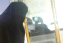 Artista di strada multato per il viso dipinto ma sul Bus si sale anche con il Burqa