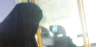 Artista di strada multato per il viso dipinto ma sul Bus si sale anche con il Burqa