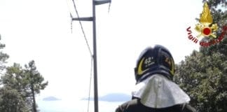 Lerici, cavo elettrico tranciato: bosco in fiamme e case senza corrente