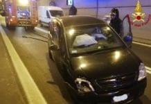 Lerici, urta un cordolo in cemento con l’auto. Ruota staccata e traffico rallentato