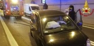 Lerici, urta un cordolo in cemento con l’auto. Ruota staccata e traffico rallentato