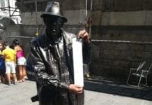 Artista di strada multato perchè ha il volto truccato, divampano le polemiche